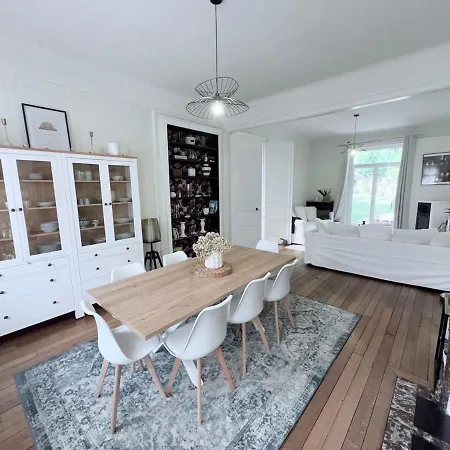 Magnificent Bourgeois On Wooded Estate Hébergement de vacances Charleville-Mézières